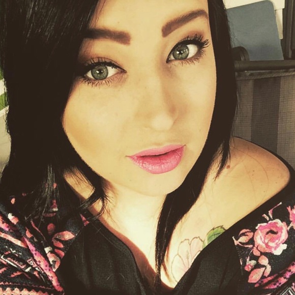 Profile Picture of Brianna Minard (@bdm1990) on Poshmark