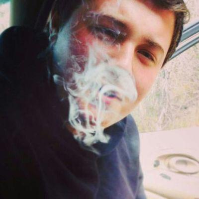 Profile Picture of *rolling Blunts* (@Woah_ItsJohn) on Twitter