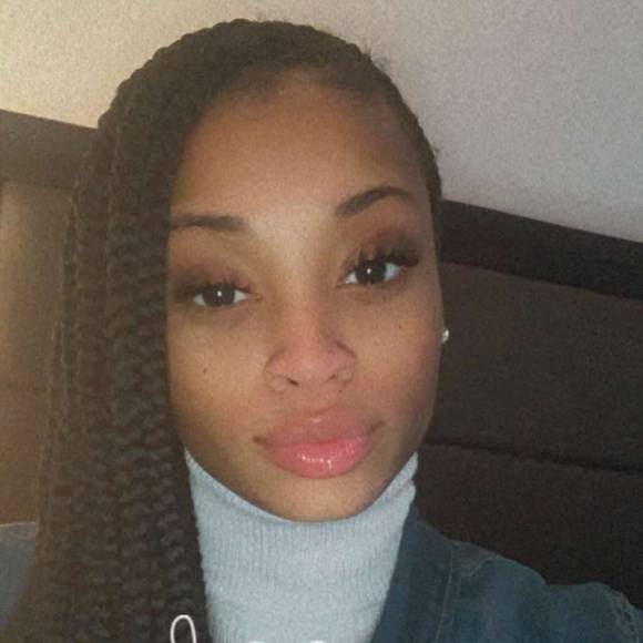 Profile Picture of Tanika Moore (@mooretanika) on Poshmark