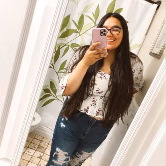 Profile Picture of Leonarda Olvera (@lissett_o) on Poshmark