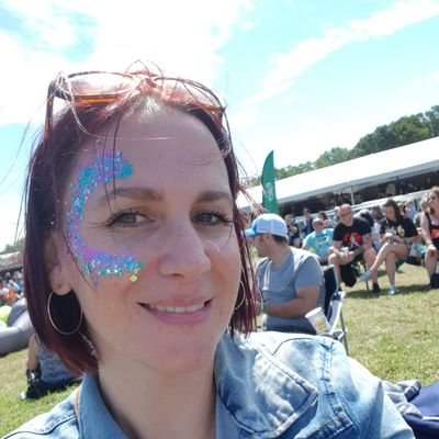 Profile Picture of Elizabeth Halstead (@Lizziloo2) on Twitter