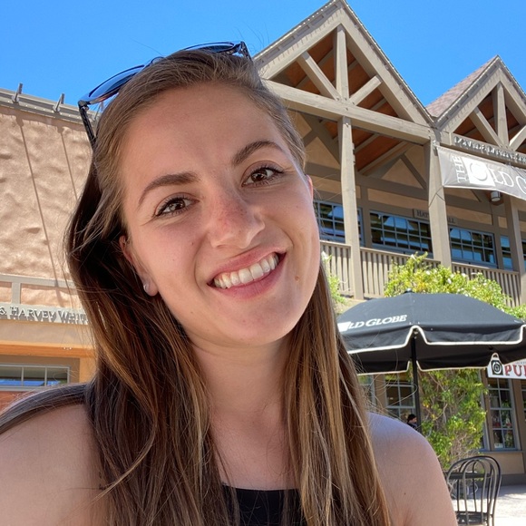 Profile Picture of Geraldine Stockmann (@g_stockmann) on Poshmark