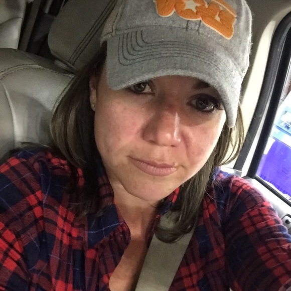 Profile Picture of Kelly Teffeteller (@kteffete) on Poshmark