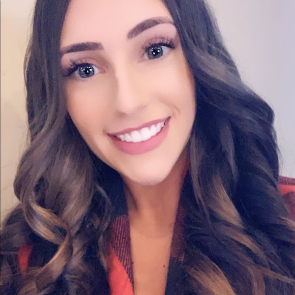 Jackie Hallbom - Poshmark Profile Picture of Jackie Hallbom (@jackiehallbom) on Poshmark