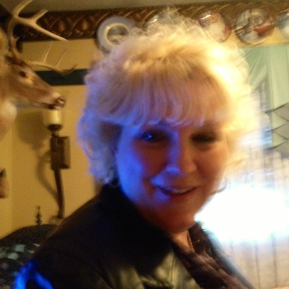 Profile Picture of Lorena Cremeans (@lcreme2093) on Poshmark