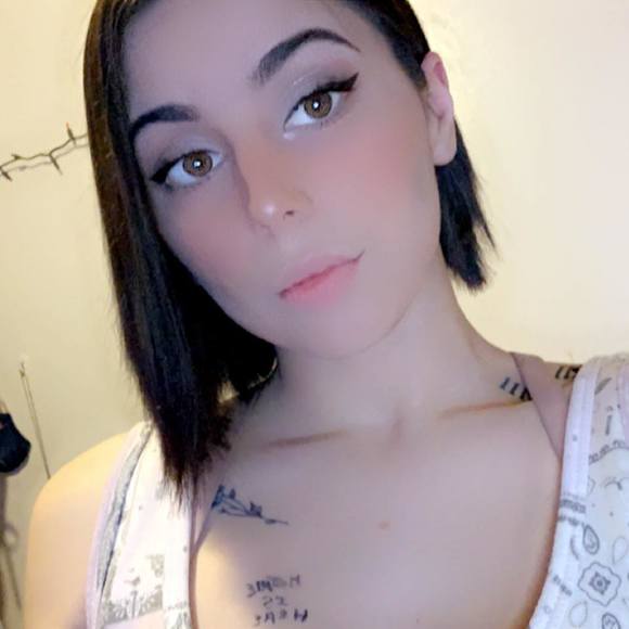 Profile Picture of Katelynn Miller (@katmiller2019) on Poshmark