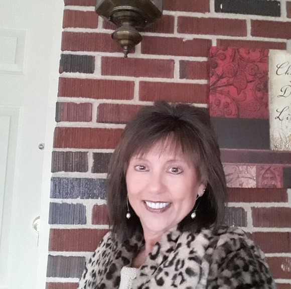 Profile Picture of Lori Speegle (@lspeegle2) on Poshmark