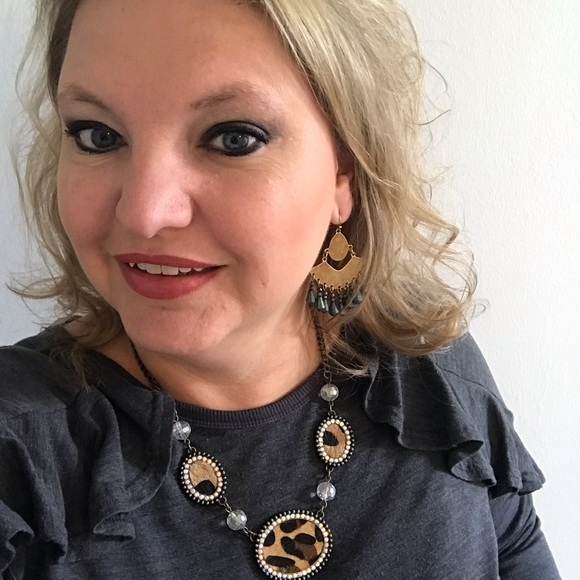 Profile Picture of Janet Sweeney (@josweeney) on Poshmark