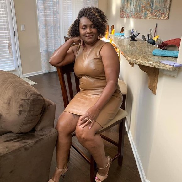 Profile Picture of Gloria Mitchell (@gloriamitche808) on Poshmark