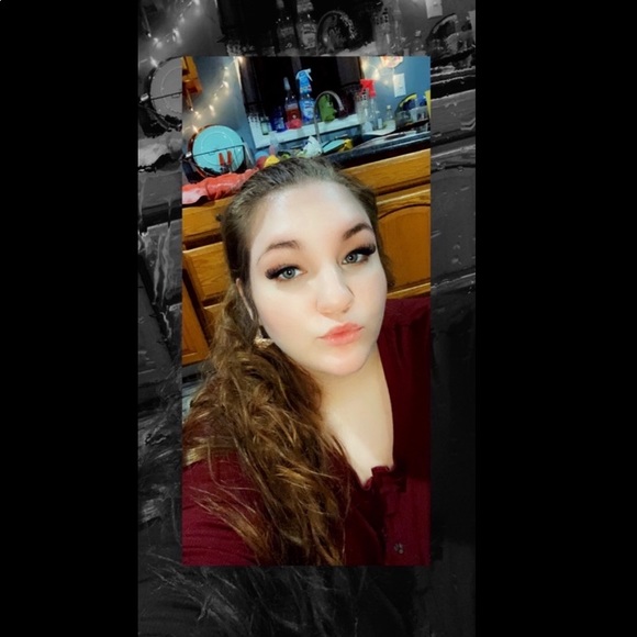 Jen Inglut - Poshmark Profile Picture of Jen Inglut (@jeninglutxo) on Poshmark