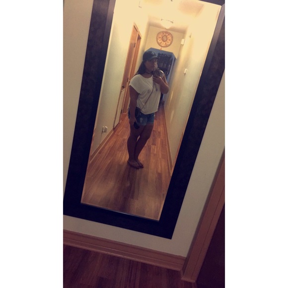 Profile Picture of Melanie Alvear (@melanie_alvear) on Poshmark