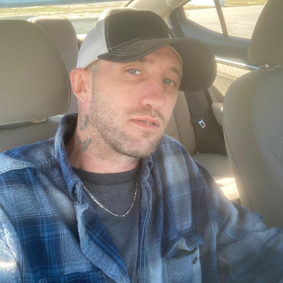 Profile Picture of Travis Lloyd (@travislloyd628) on Poshmark