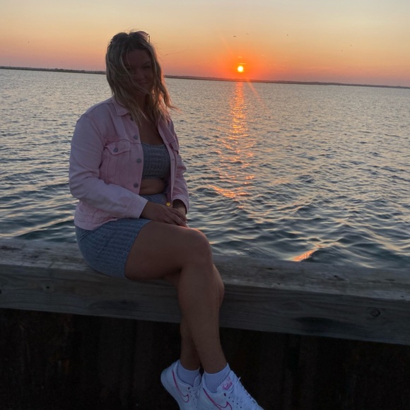 Profile Picture of Lexi Tavener (@atavener27) on Poshmark