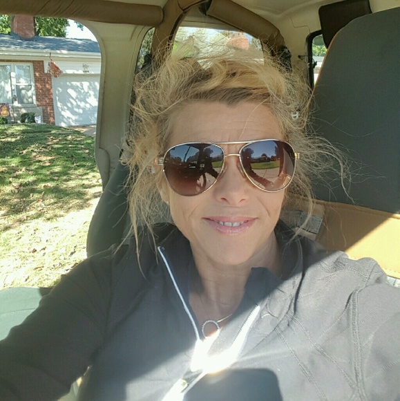 Profile Picture of Robin Snider (@robgriff) on Poshmark