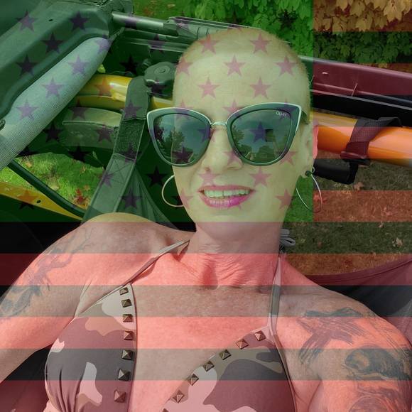 Profile Picture of Carrie Breitenbach (@carrie101672) on Poshmark