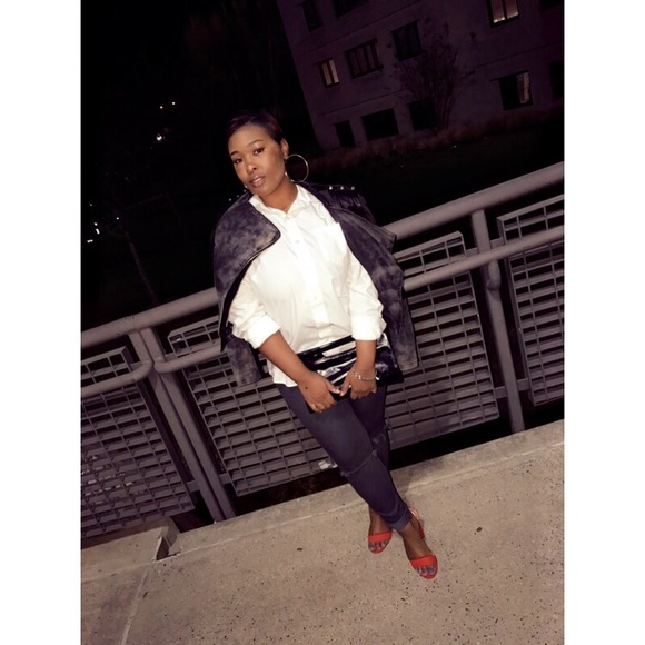 Profile Picture of Zaniya Mouzone (@zaniyam) on Poshmark