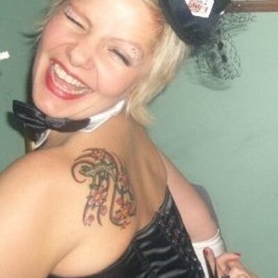 Profile Picture of Julia Schneider (@EarsMears) on Twitter