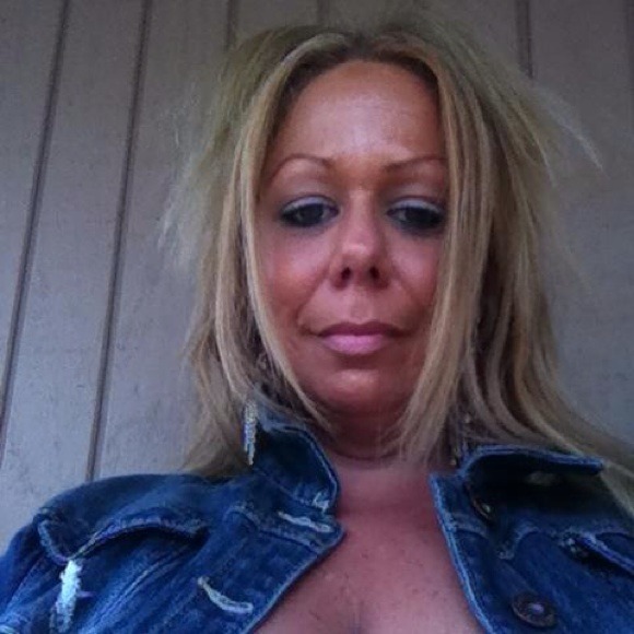 Profile Picture of Wendi Donehoo (@wink77) on Poshmark