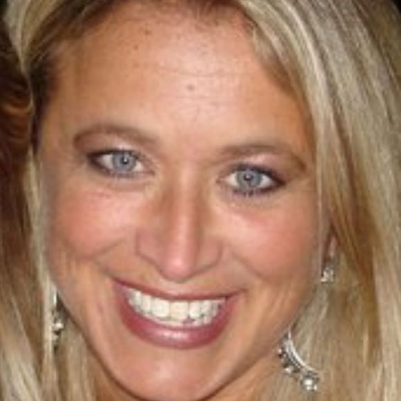 Profile Picture of Lori Stouten (@lstouten) on Poshmark