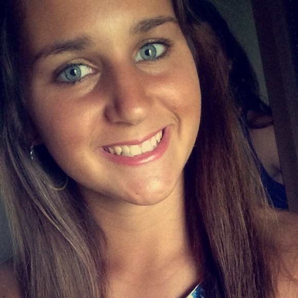 Profile Picture of Kennedy Davis (@kennedy_hannah) on Poshmark