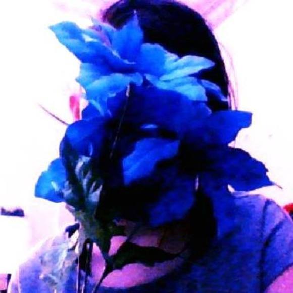 Profile Picture of Aurora Bulinski (@aurorabulinski) on Poshmark