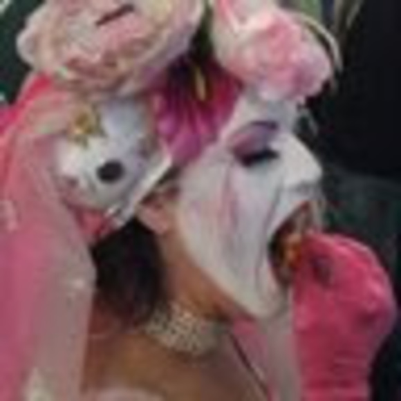 Profile Picture of Angelique Heddings (@divaofglitter) on Poshmark