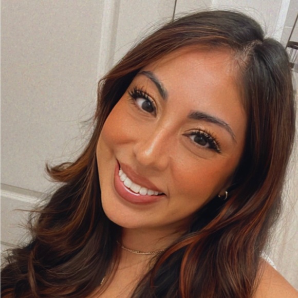 Profile Picture of Karen Vigueras (@vigueraskaren) on Poshmark