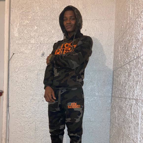 Profile Picture of Devin Strong (@zairereynolds) on Poshmark