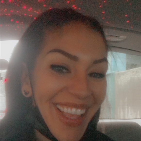 Profile Picture of Brandy Cassis (@brandycassis) on Poshmark