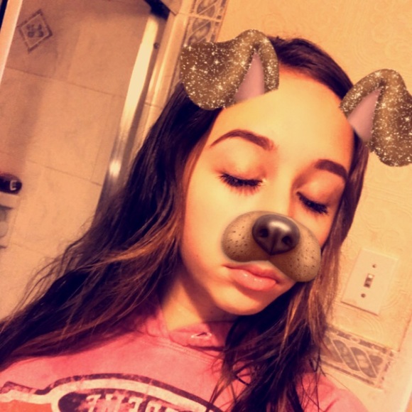 Profile Picture of Caroline Tofeelos (@ctofeelos) on Poshmark