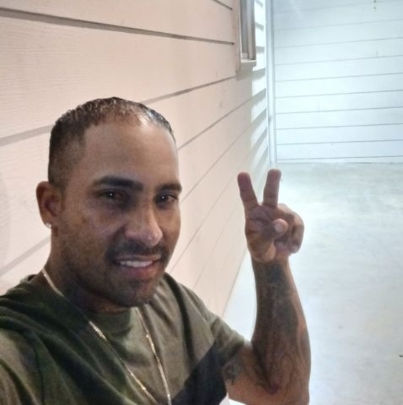 Profile Picture of Michael Ronda (@rondabejuco) on Poshmark
