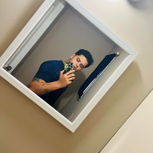 Profile Picture of Julian Echavarria (@julianechavarri) on Poshmark