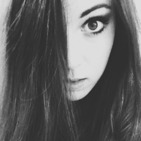 Profile Picture of Nikkole Mastrocinque (@nikkolettelove) on Poshmark