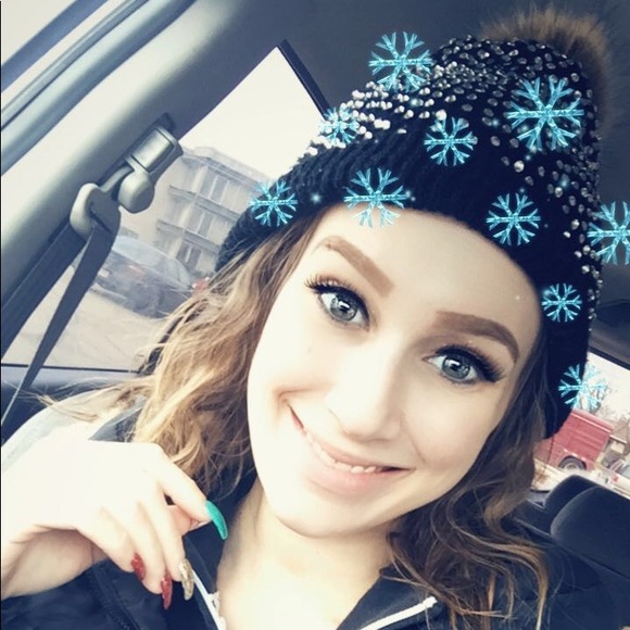 Profile Picture of Maria Shawlin (@mariashaw90) on Poshmark