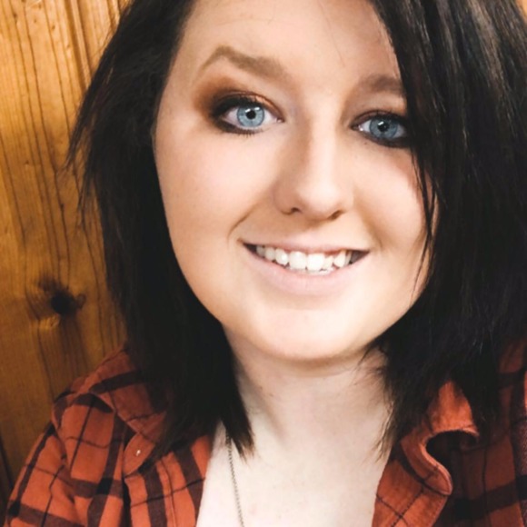 Profile Picture of Courtney Laubner (@courtlaubner) on Poshmark