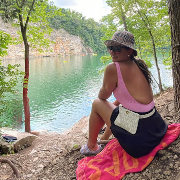 Profile Picture of Paulla Juffo (@pinkjuffo) on Poshmark