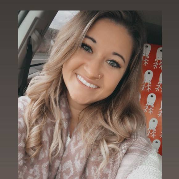 Profile Picture of Tori Elizabeth (@victoriaedag) on Poshmark