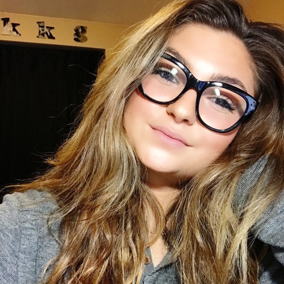 Profile Picture of Jillian Arezzi (@jrarezzi) on Poshmark