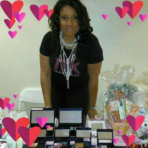 Profile Picture of Tracey Young (@ornetrea) on Poshmark