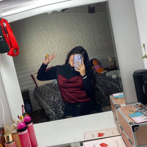 Profile Picture of Lesly Borbón (@leslystyles2404) on Poshmark