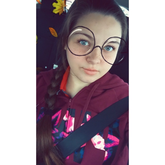Profile Picture of Lexi Lopardo (@lexiisnotcool) on Poshmark