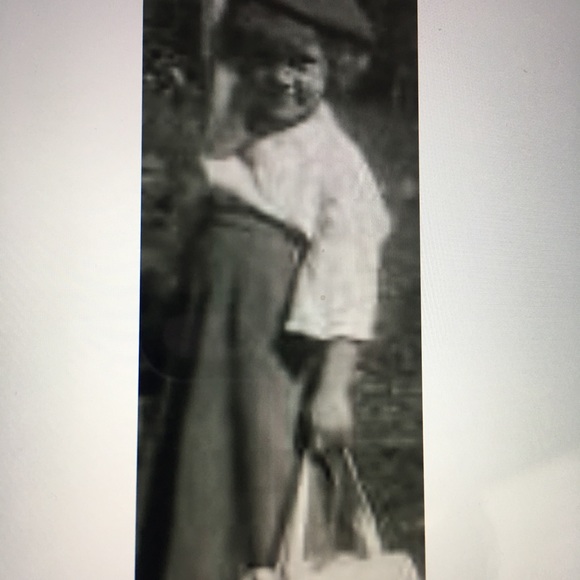 Profile Picture of Sharon Andrews (@sharbond) on Poshmark