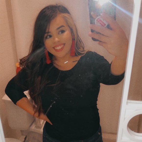 Profile Picture of Nicole Borrego (@nicoleborrego7) on Poshmark