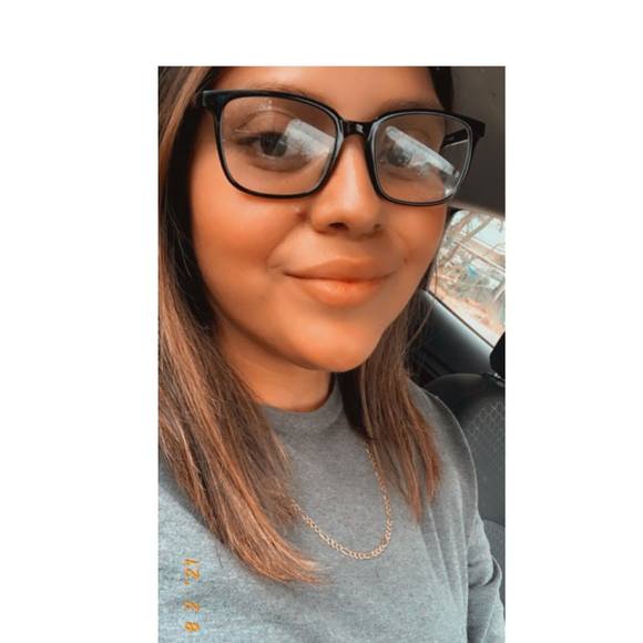 Profile Picture of Lucia Robles (@alr0910) on Poshmark