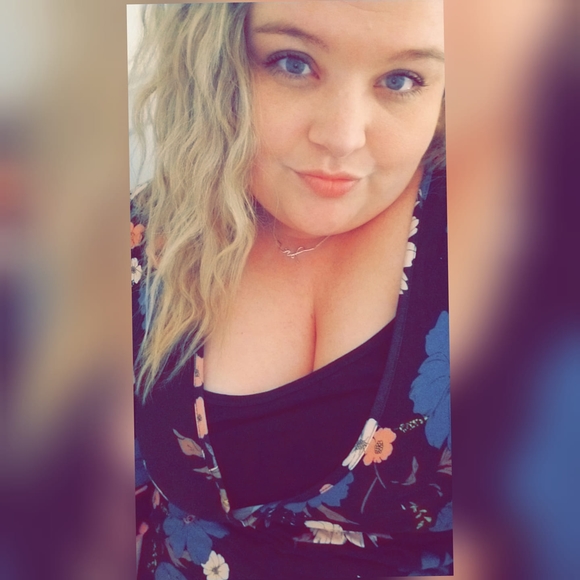 Profile Picture of Honnalee Gibbs (@honnaleegibbs) on Poshmark