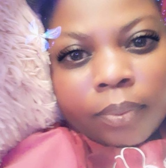 Profile Picture of Esmeta Stoddart (@givansstoddart) on Poshmark