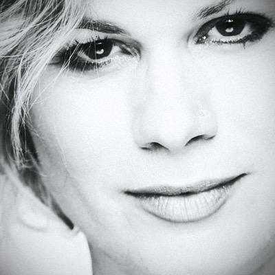 Profile Picture of LORA SHAMSZADEH (@LoLoLennon) on Twitter