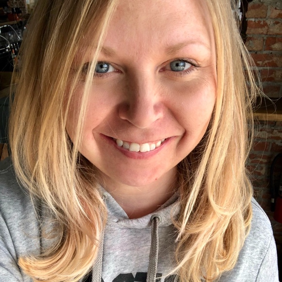 Profile Picture of Holly Lecklider (@exacta_perfecta) on Poshmark