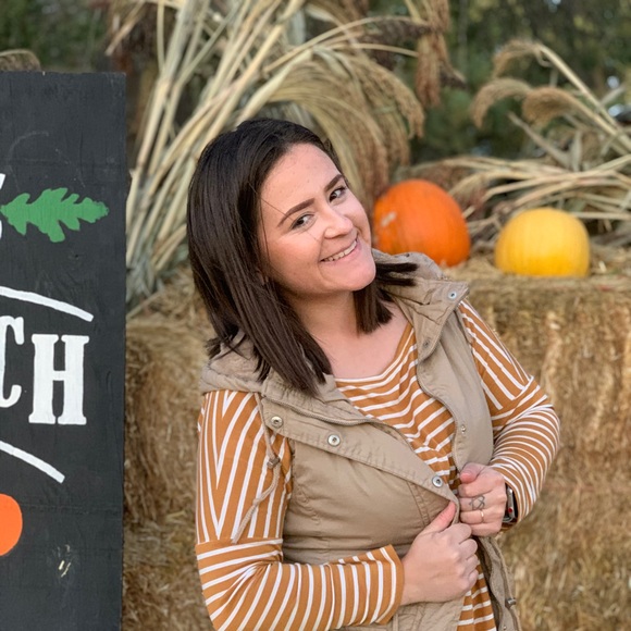 Profile Picture of Brittany Snavely (@bsnave061728) on Poshmark