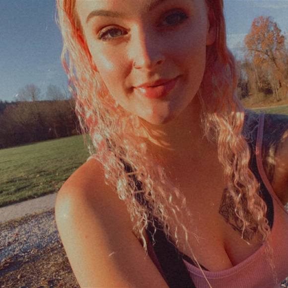 Profile Picture of Chelsea Calkins (@chelseamarie171) on Poshmark